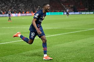 记者：登贝莱更倾向于留在巴黎，双方的续约谈判目前进展顺利